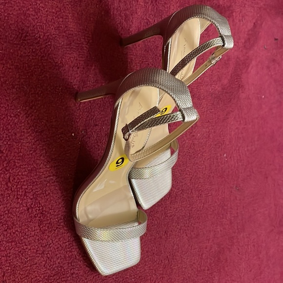 Silver heels (Ann Michelle) - Picture 2 of 7